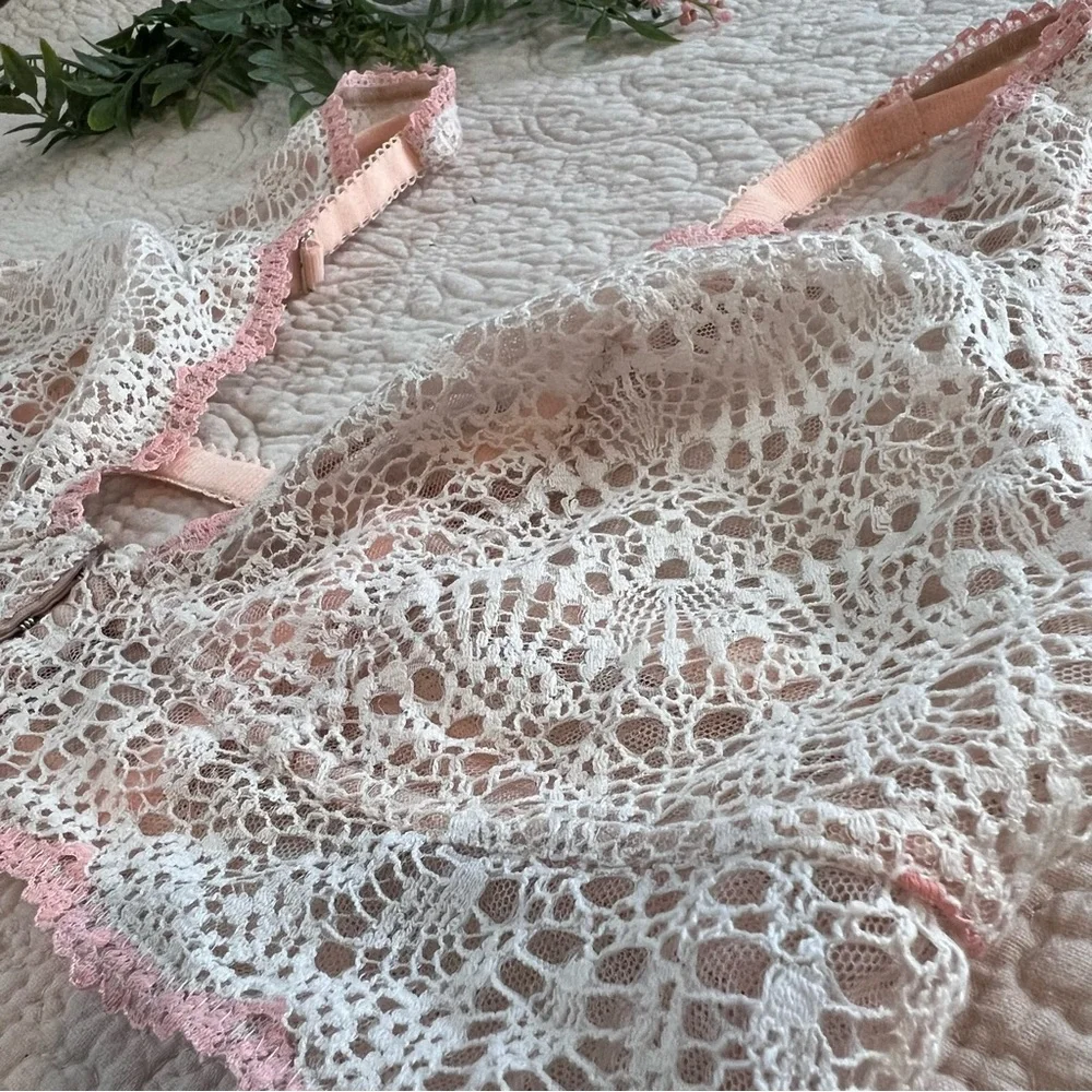 Victoria’s Secret: Double Lined White Front Clasp Lace Bralette Size Large - Picture 9 of 9
